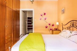 1 bedroom, iron/ironing board, travel cot, free WiFi