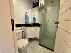 Departamento familiar | Baño | Regadera y toallas