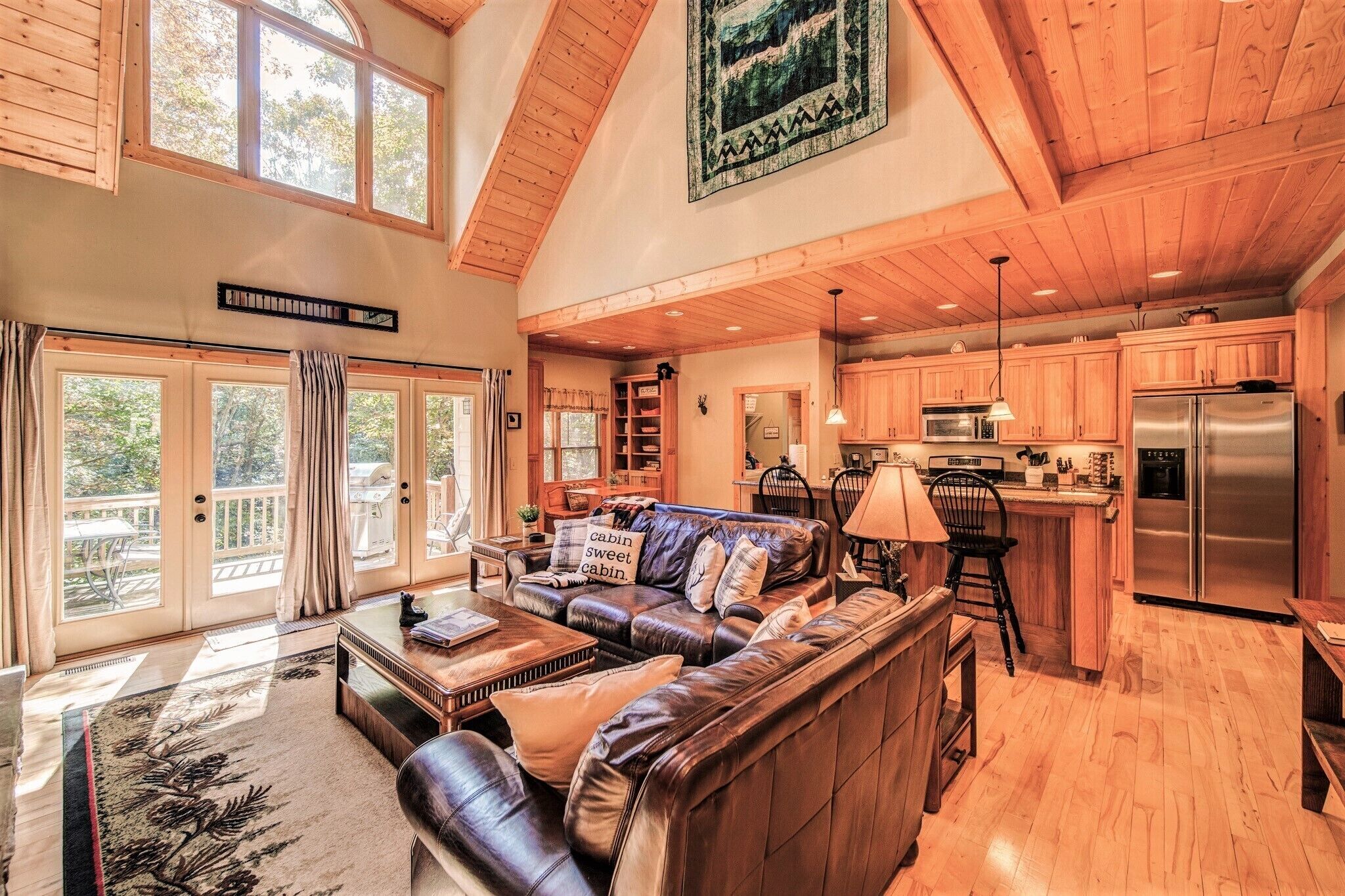 Téléviseur connecté, foyer, table de ping-pong, livres