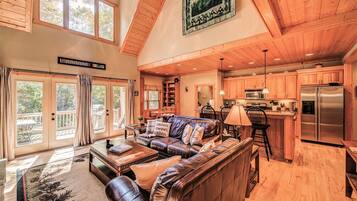 Téléviseur connecté, foyer, table de ping-pong, livres