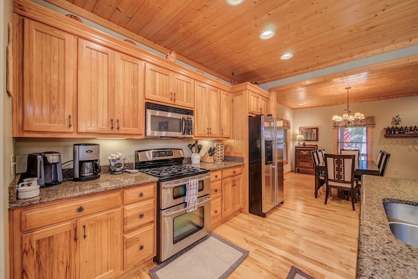 冰箱、微波炉、烤箱、炉灶