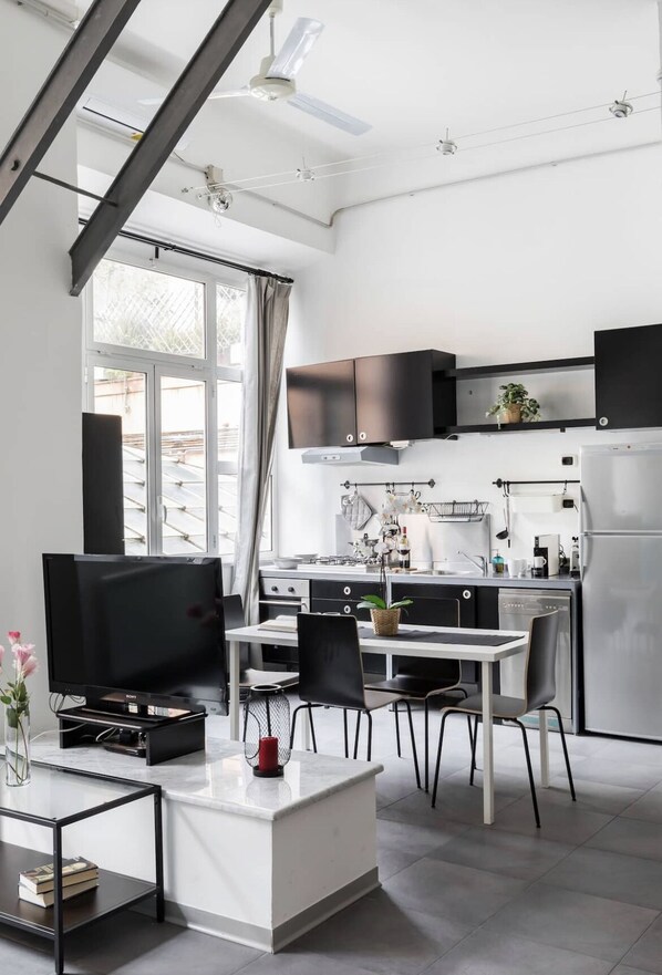 Frigorifero, microonde, forno, piano cottura