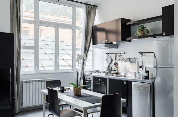 Kühlschrank, Mikrowelle, Ofen, Herdplatte