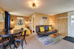 1 bedroom, Internet, bed sheets - Lakeside Reeds Spring Home w/ Deck & Pool Access! (Reeds Spring)