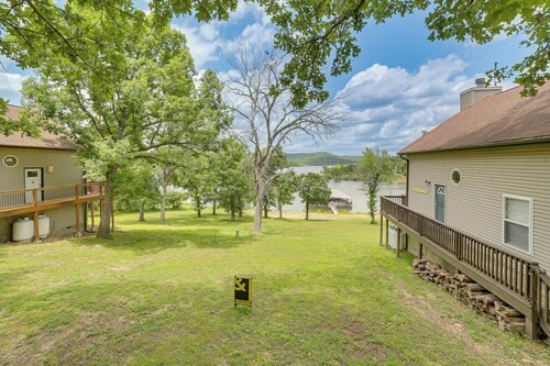 Lakeside Reeds Spring Home w/ Deck & Pool Access!
