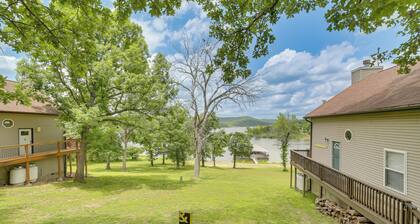 Lakeside Reeds Spring Home w/ Deck & Pool Access!