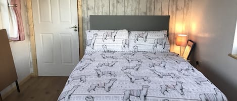 Studio | 1 bedroom, WiFi (free), bed sheets