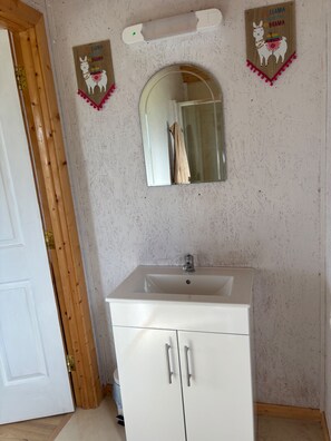 Shower, hair dryer, towels - The Lazy Llama Shepherd Hut & Sauna (Ballyshannon)
