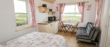 Studio | 1 bedroom, free WiFi, bed sheets