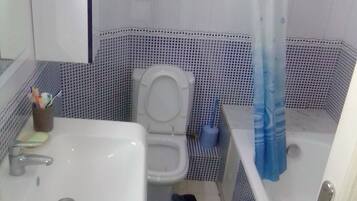 Baignoire, sĂšche-cheveux, serviettes fournies, savon