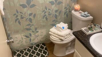 Duschwanne, Handtücher, Seife, Toilettenpapier