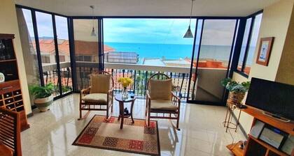 Best location in Salinas, beachfront location near to bars and restaurants.