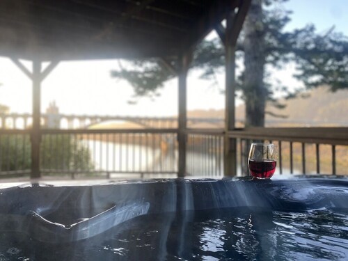 Rogue River water front with Hot Tub and fenced yard