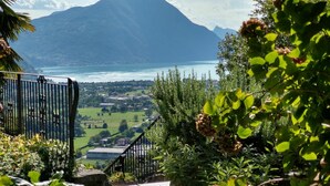 Un escalier menant à un belvédère offrant une vue panoramique sur une montagne et un plan d’eau.