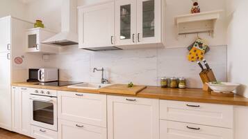 Ofen, Geschirrspüler, Hochstuhl, Gefrierschrank