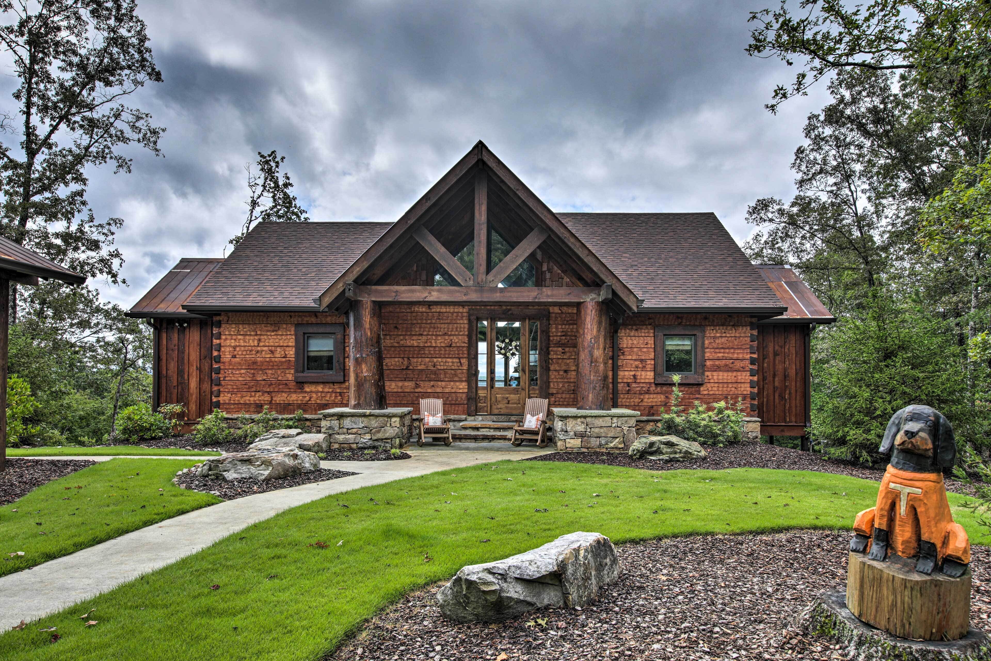 Luxury Mineral Bluff Cabin w/ Views & Hot Tub!