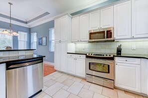 House (A Wave From It All) | Private kitchen | Fridge, microwave, stovetop, dishwasher