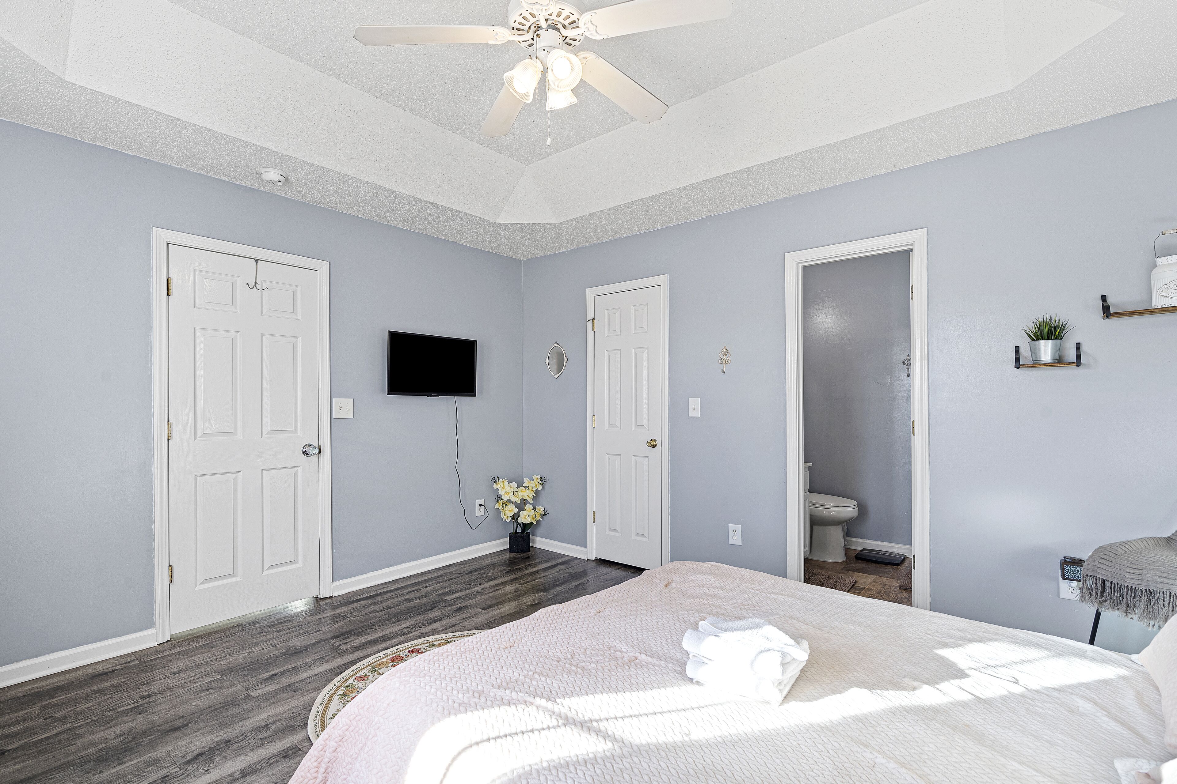 4 bedrooms, blackout drapes, free WiFi, bed sheets