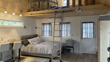 1 slaapkamer, een bureau, een strijkplank/strijkijzer, wifi