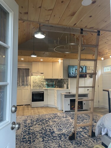 Modernized, renovated, cozy cottage steps away from a private beach. 