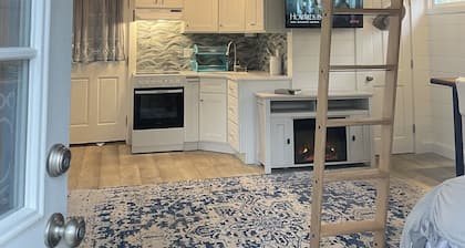 Modernized, renovated, cozy cottage steps away from a private beach.