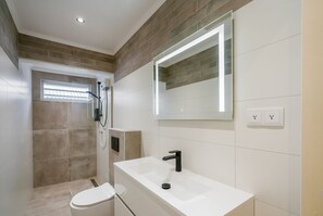 Douche, serviettes fournies, savon, shampoing