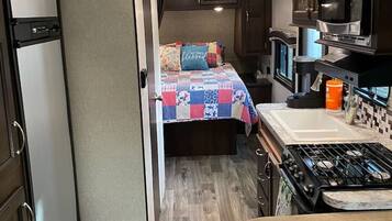 1 habitación, escritorio, tabla de planchar con plancha y wifi