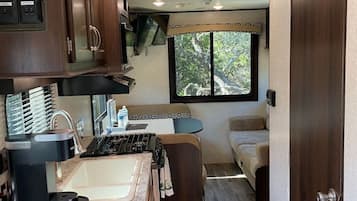 Jääkaappi, mikroaaltouuni, uuni, liesi