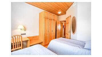 5 slaapkamers, een strijkplank/strijkijzer, internet