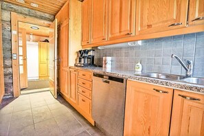 Frigorifero, microonde, lavastoviglie, pentole/stoviglie/utensili