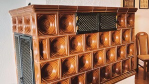 Pared con un panel decorativo de patrones circulares.