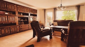 Una sala de estar con una estantería de madera, un sofá y una mesa de centro.