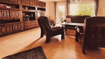 Fernseher, Kamin, DVD-Player