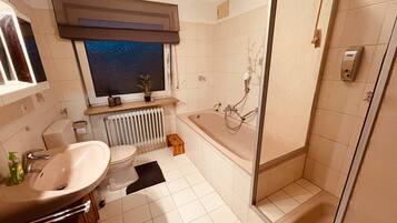 Badewanne, Haartrockner, Handtücher