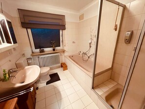 Baignoire, séchoir à cheveux, serviettes fournies