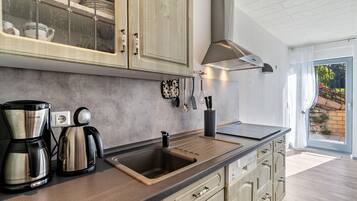 Kühlschrank, Mikrowelle, Ofen, Herdplatte