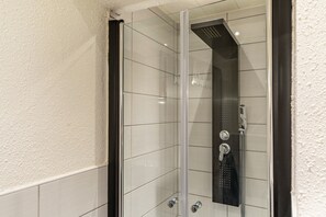 Dusche, Haartrockner, Handtücher