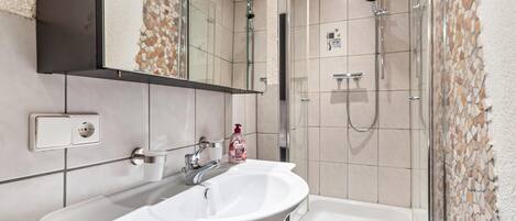 Dusche, Haartrockner, Handtücher