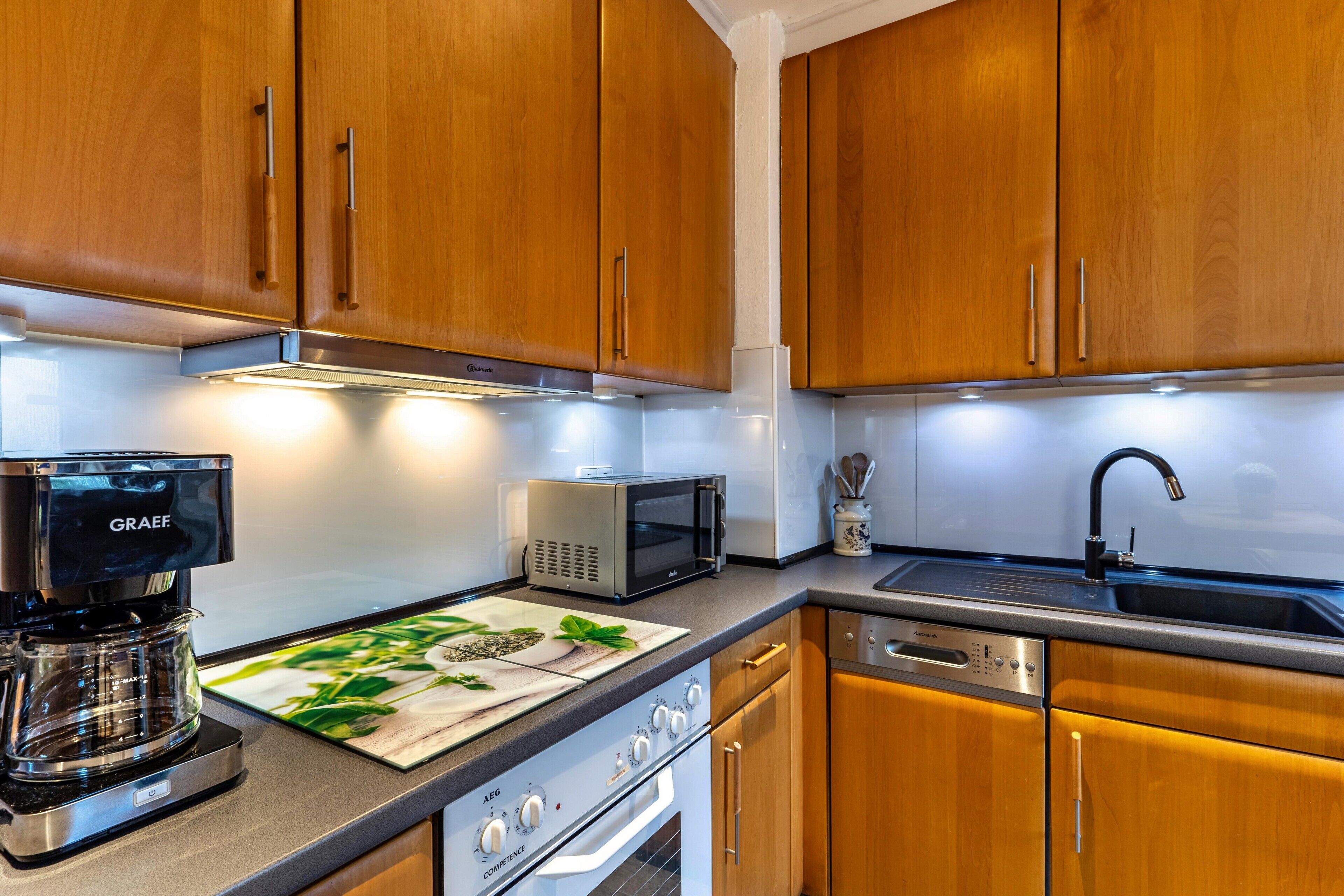 Coffee/tea maker, fridge, microwave, oven