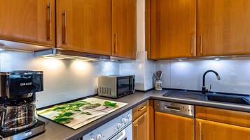 Coffee/tea maker, fridge, microwave, oven