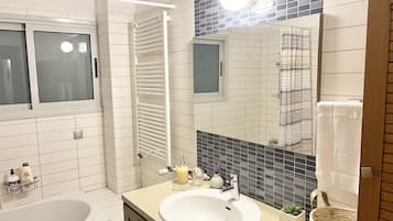 Badkar/dusch, hårtork, handdukar och tvål