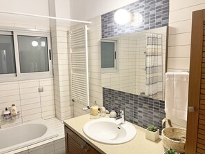 Combined shower/bathtub, hair dryer, towels, soap