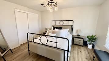 2 slaapkamers, een strijkplank/strijkijzer, reisbedje, gratis wifi