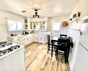 Fridge, microwave, oven, stovetop - Haven on Highway 12 (Escalante)