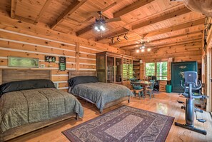Relax in this charming room with two single beds, a desk, and a small table with chairs.