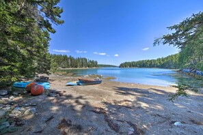 On the beach - Cozy Cottage on Cat Cove w/ Wraparound Deck! (Stonington)