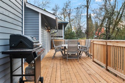 Captivating and Charming Retreat, Game Rooms, Pool Table, Pop a Shot, Foosball, 20 Min to Portland