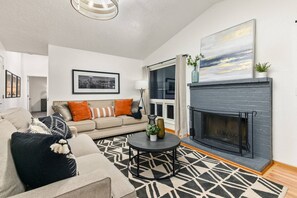 Unclassified image, 5 of 48, button - Captivating and Charming Retreat, Game Rooms, Pool Table, Pop a Shot, Foosball, 20 Min to Portland (West Linn)