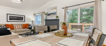 Captivating and Charming Retreat, Game Rooms, Pool Table, Pop a Shot, Foosball, 20 Min to Portland