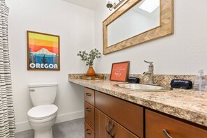 Combined shower/tub, hair dryer, towels, shampoo - Captivating and Charming Retreat, Game Rooms, Pool Table, Pop a Shot, Foosball, 20 Min to Portland (West Linn)